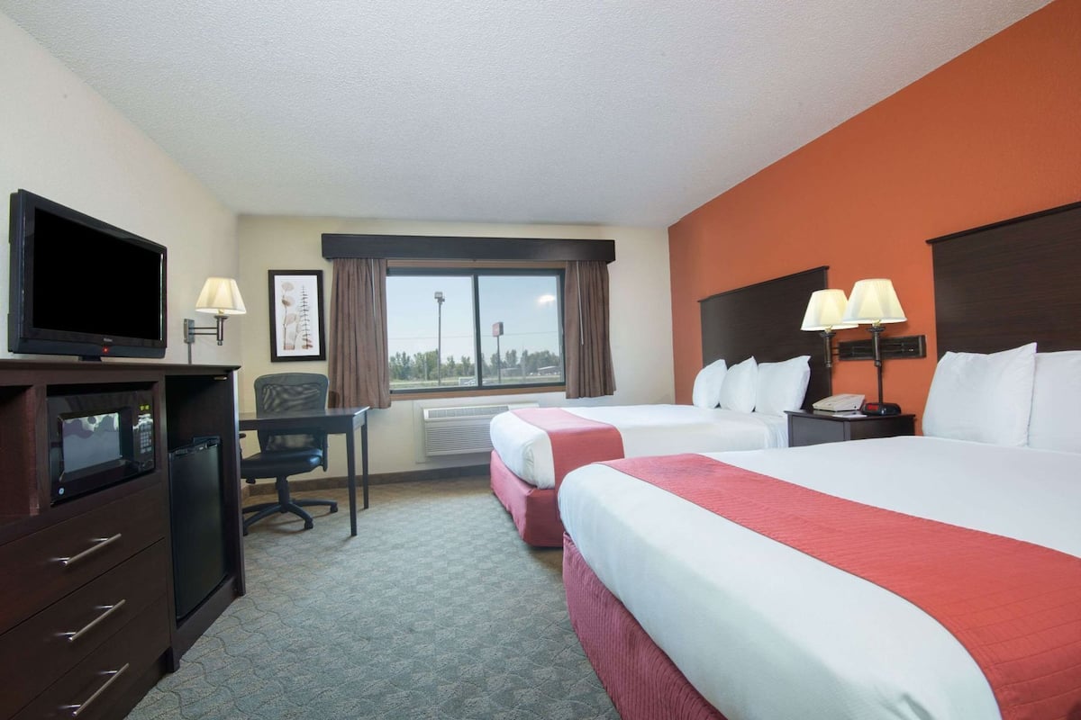 Escritorio, espacio para trabajar con laptop y cortinas blackout