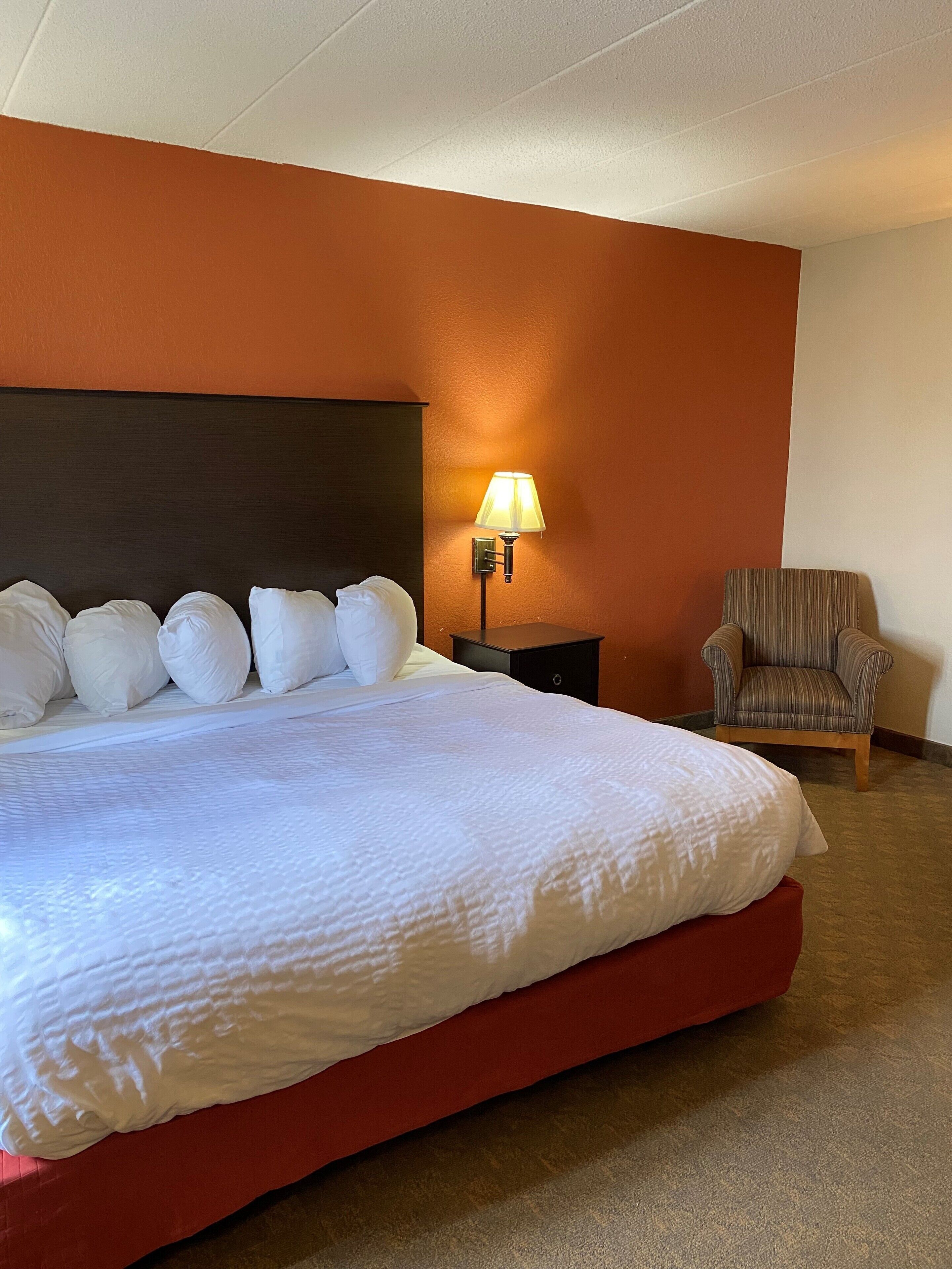 Een bureau, een laptopwerkplek, verduisterende gordijnen