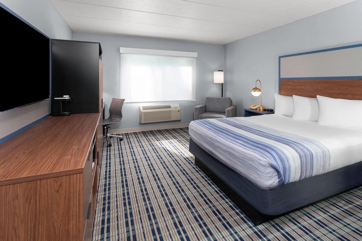 Chambre, 1 grand lit, accessible aux personnes à mobilité réduite, non-fumeurs | Bureau, fer et planche à repasser, lits bébé (gratuits), Wi-Fi gratuit
