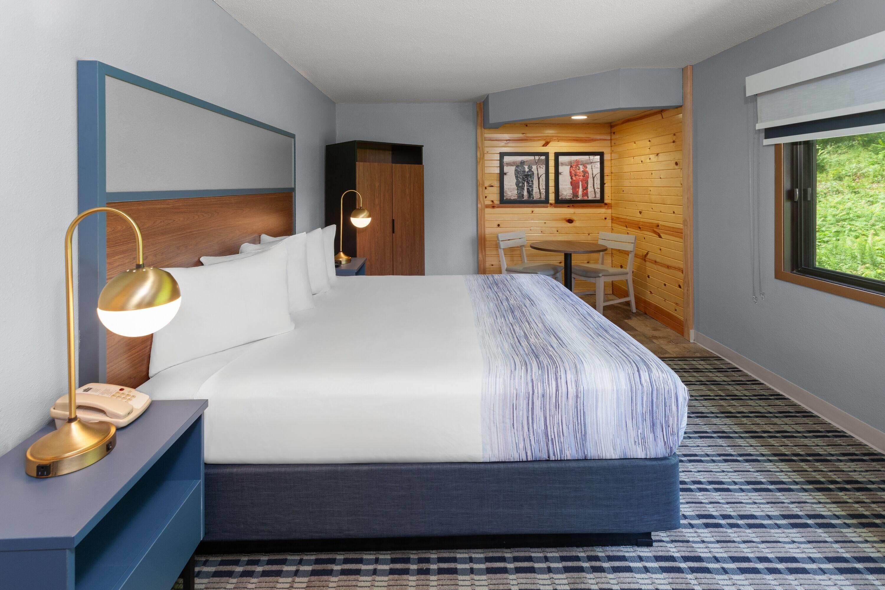 superior suite, 1 king bed, non smoking (one-bedroom) | desk, iron/ironing board, free cots/infant beds, free wifi