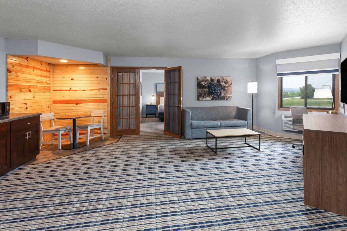 Premier suite, 1 kingsize bed, niet-roken (One-Bedroom) | Een bureau, een strijkplank/strijkijzer, gratis babybedden, gratis wifi