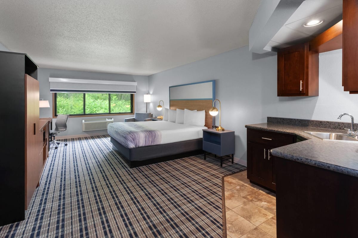 suite, 1 king bed, non smoking | desk, iron/ironing board, free cots/infant beds, free wifi