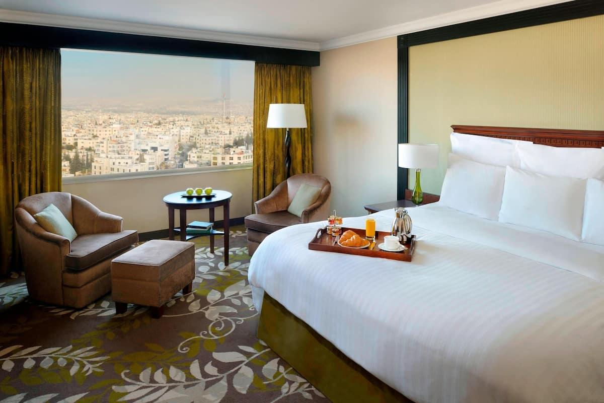 Club Room, 1 King Bed | Premium bedding, minibar, in-room safe, desk