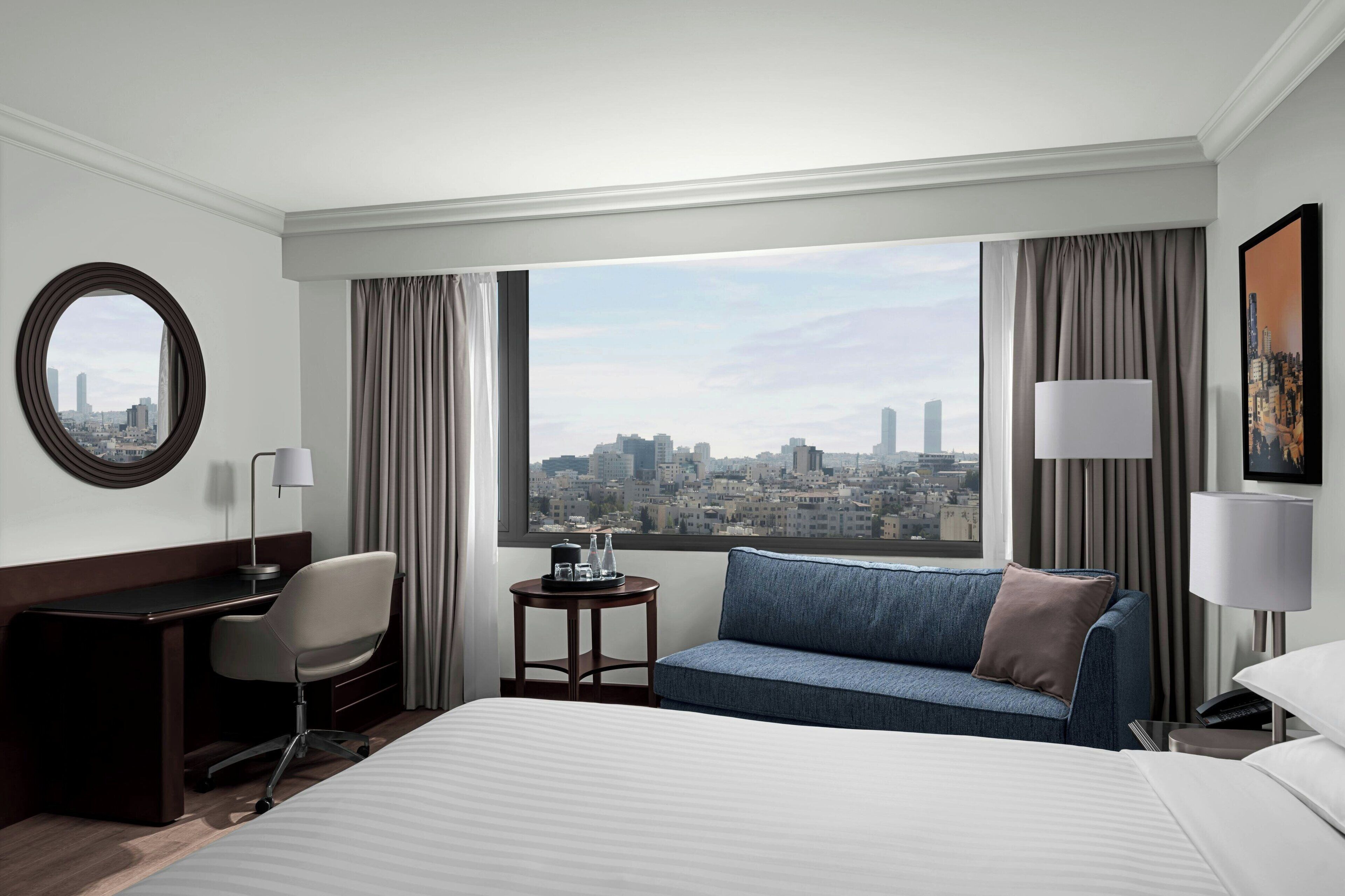 Executive Room, 1 King Bed | Premium bedding, minibar, in-room safe, desk