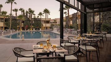 5 restaurants; breakfast, lunch, dinner, and brunch served