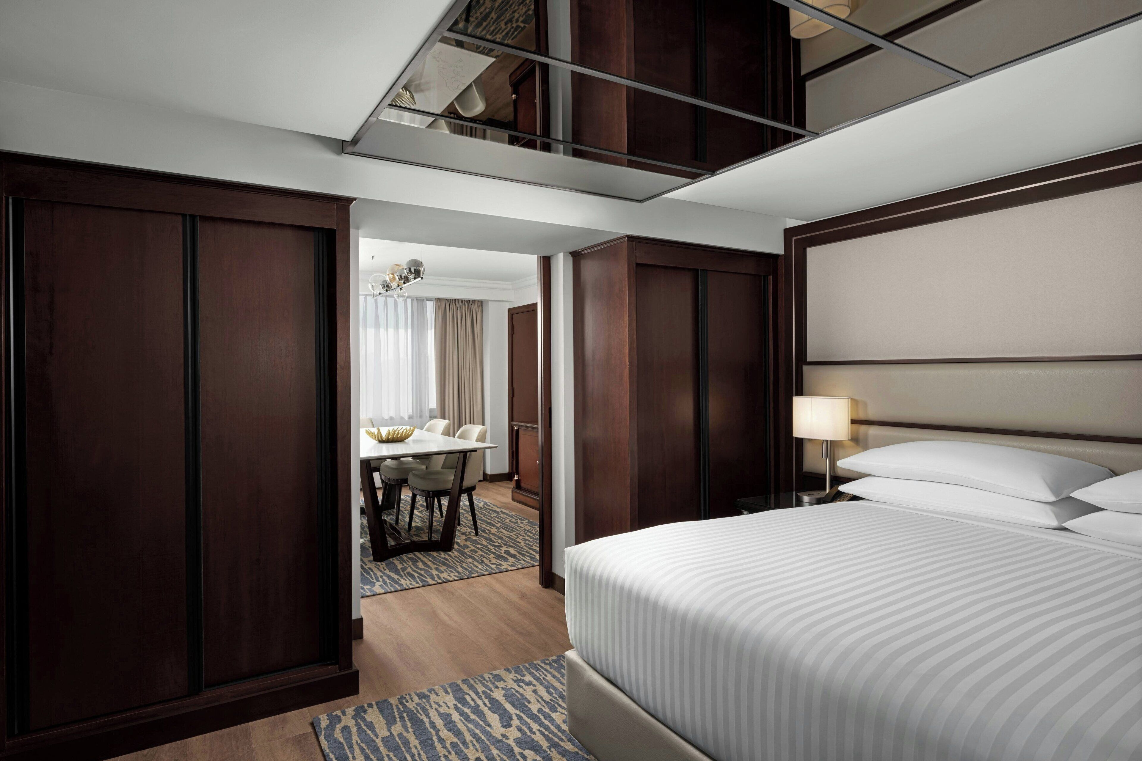 أغطية فراش متميزة وميني بار وخزنة داخل الغرفة ومكتب