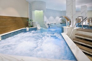Indoor pool, seasonal outdoor pool, pool umbrellas, pool loungers - Amman Marriott Hotel (Amman)