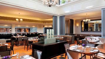 5 restaurants, breakfast, lunch, dinner served; American cuisine