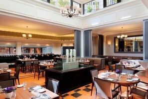 5 restaurantes; se sirve desayuno, almuerzo y cena; cocina americana