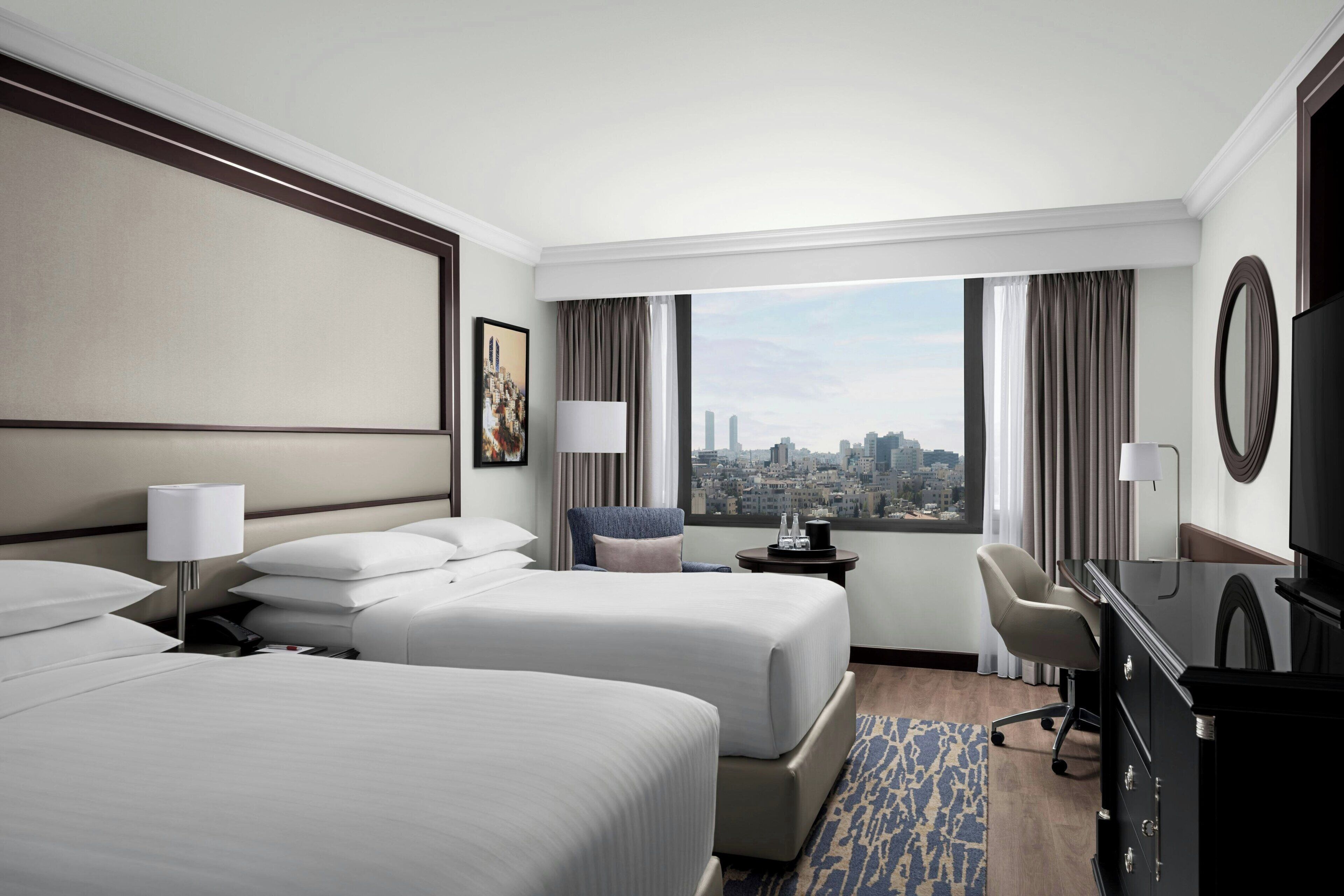 أغطية فراش متميزة وميني بار وخزنة داخل الغرفة ومكتب