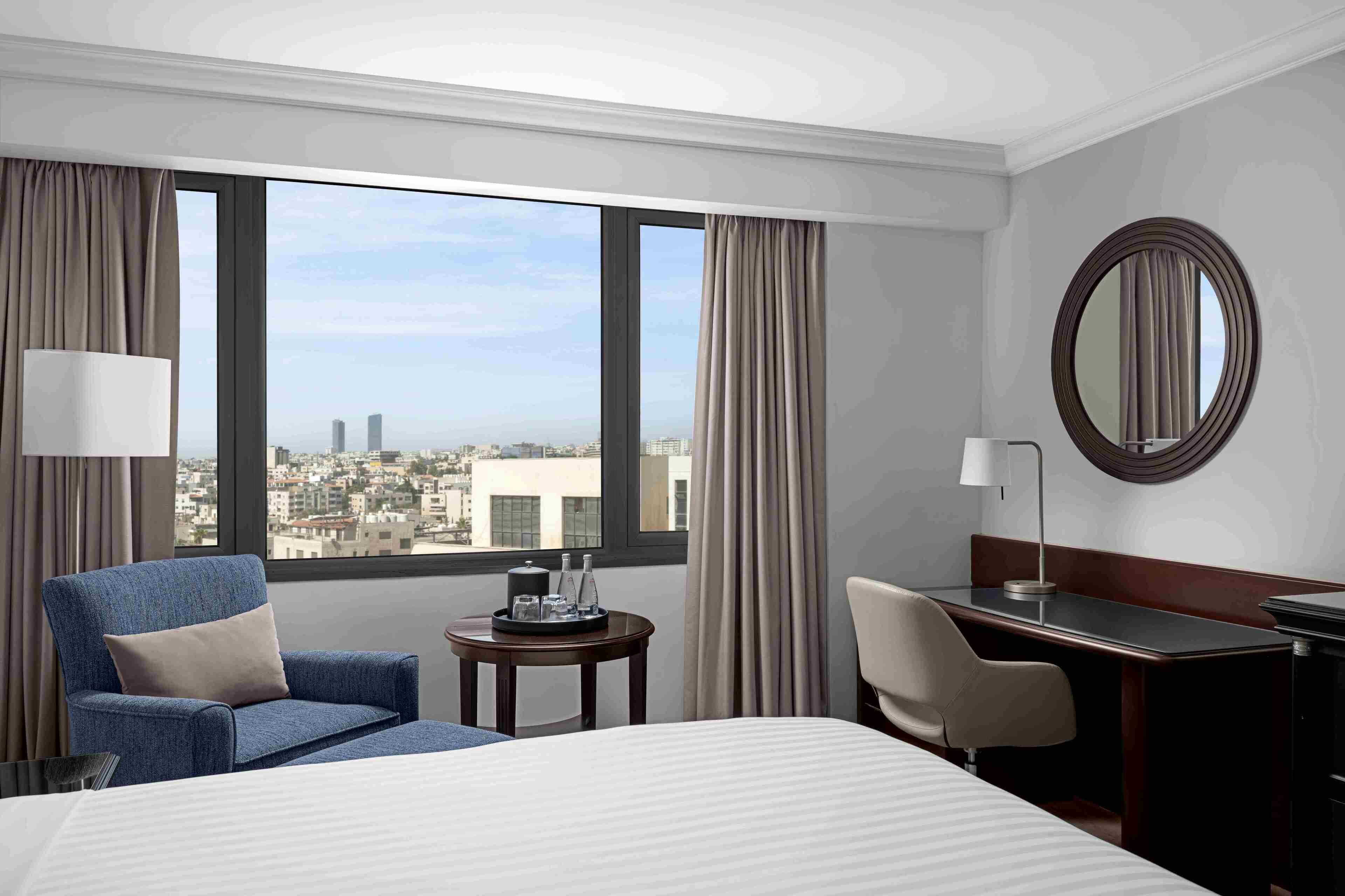 deluxe room, 1 king bed, non smoking | 1 bedroom, premium bedding, minibar, in-room safe