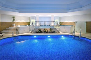 Indoor pool, seasonal outdoor pool, pool umbrellas, pool loungers - Amman Marriott Hotel (Amman)