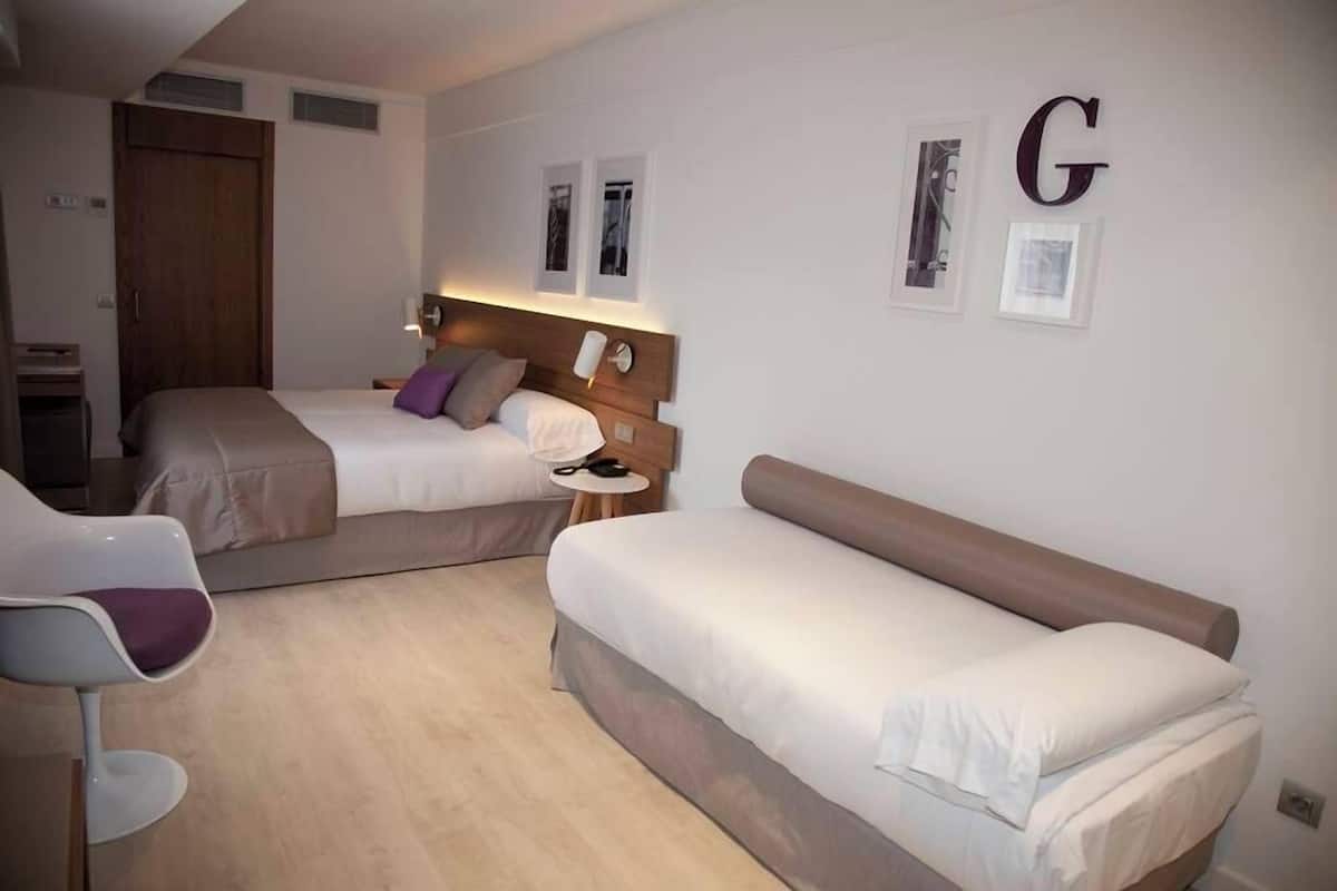 Minibar, caja de seguridad en la habitación y escritorio