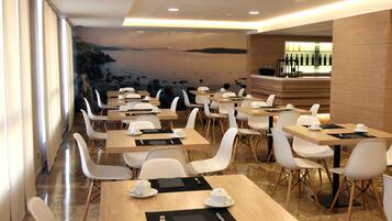 Dagelijks continentaal ontbijt (EUR 6.50 per persoon)