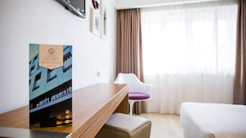 Kamer, 1 twee- of 2 eenpersoonsbedden | Een minibar, een kluis op de kamer, een bureau, geluiddichte muren