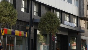 Un moderno edificio de hotel con fachada plana, varios balcones y entrada a nivel de calle.