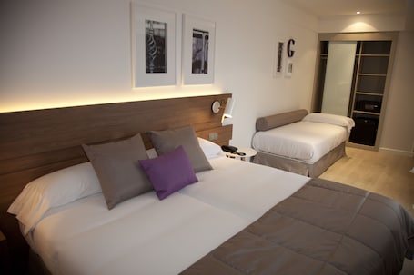 Triple Room | Minibar, in-room safe, desk, soundproofing