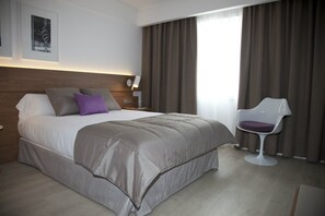 Minibar, in-room safe, desk, soundproofing - Hotel Gelmírez (Santiago de Compostela)