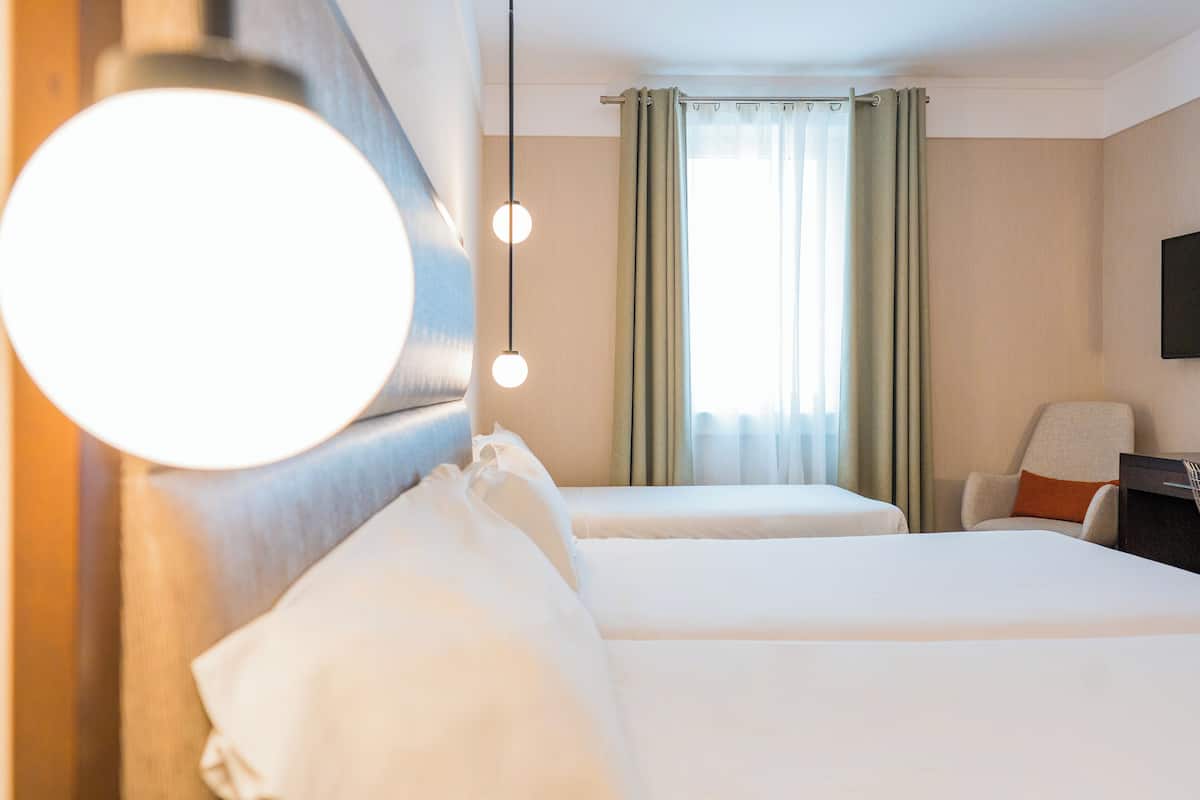 Sengetøy av topp kvalitet, minibar, safe på rommet og skrivebord