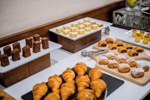 A buffet with various baked goods including brownies, pastries, and croissants. - Compostela Hotel (Santiago de Compostela)