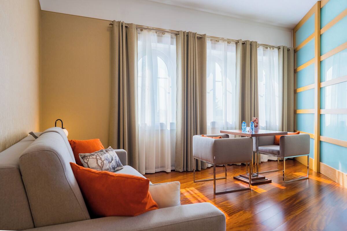 Suite – junior | Sengetøy av topp kvalitet, minibar, safe på rommet og skrivebord