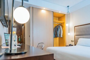 Luxe beddengoed, een minibar, een kluis op de kamer, een bureau