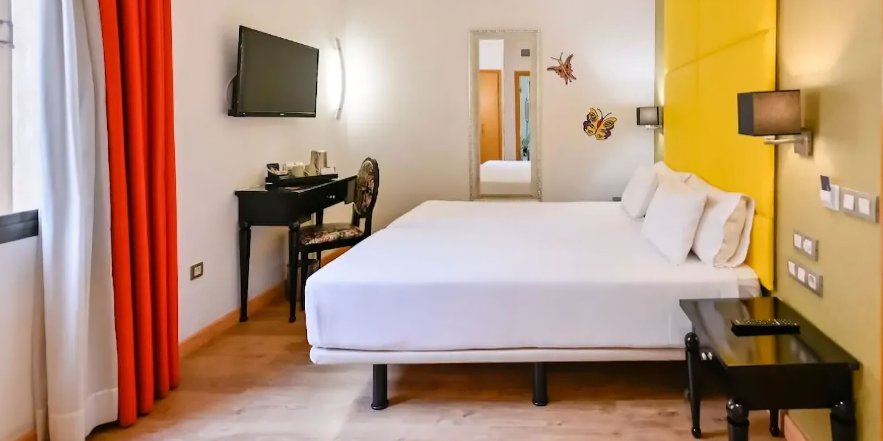 Premium bedding, in-room safe, desk, blackout drapes