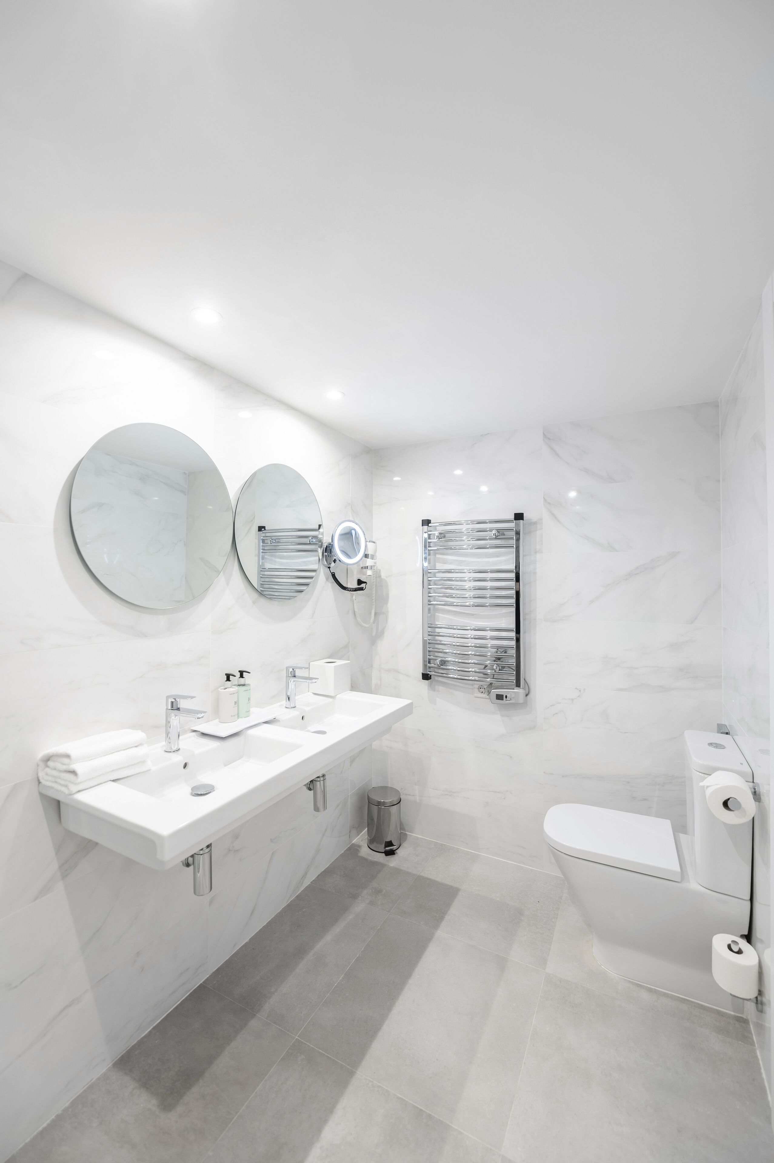 family quadruple room | bathroom | shower, free toiletries, hair dryer, towels