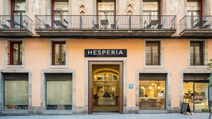 A building with a sign reading "HESPERIA" and balconies with chairs. - Hesperia Barri Gòtic (Barcelona)
