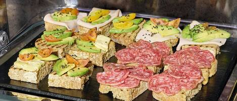 Una bandeja con una selección de sándwiches y diferentes ingredientes.