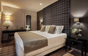 Premium bedding, in-room safe, desk, blackout curtains - Hesperia Barri Gòtic (Barcelona)
