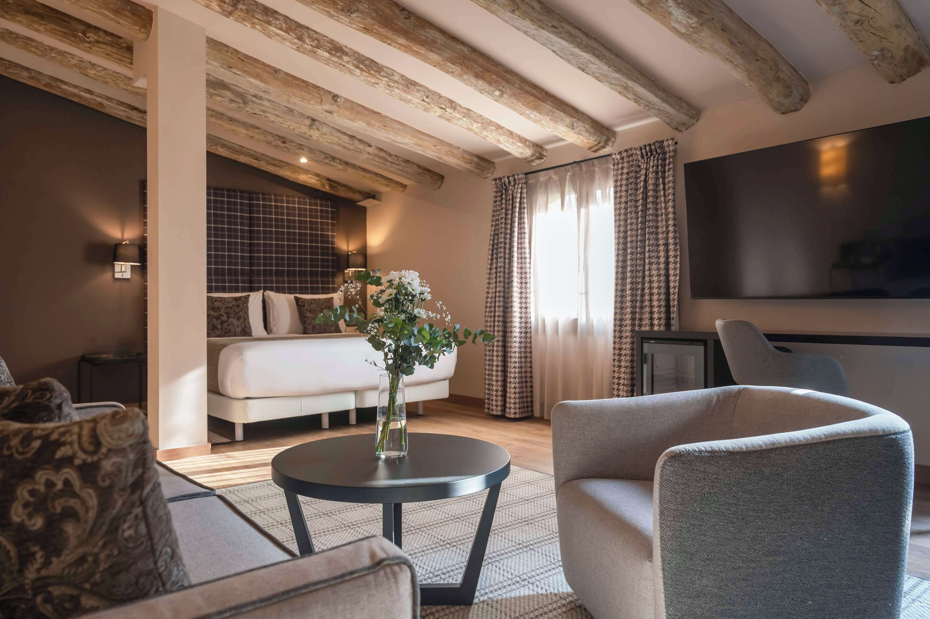 Studio suite | Luxe beddengoed, een kluis op de kamer, een bureau