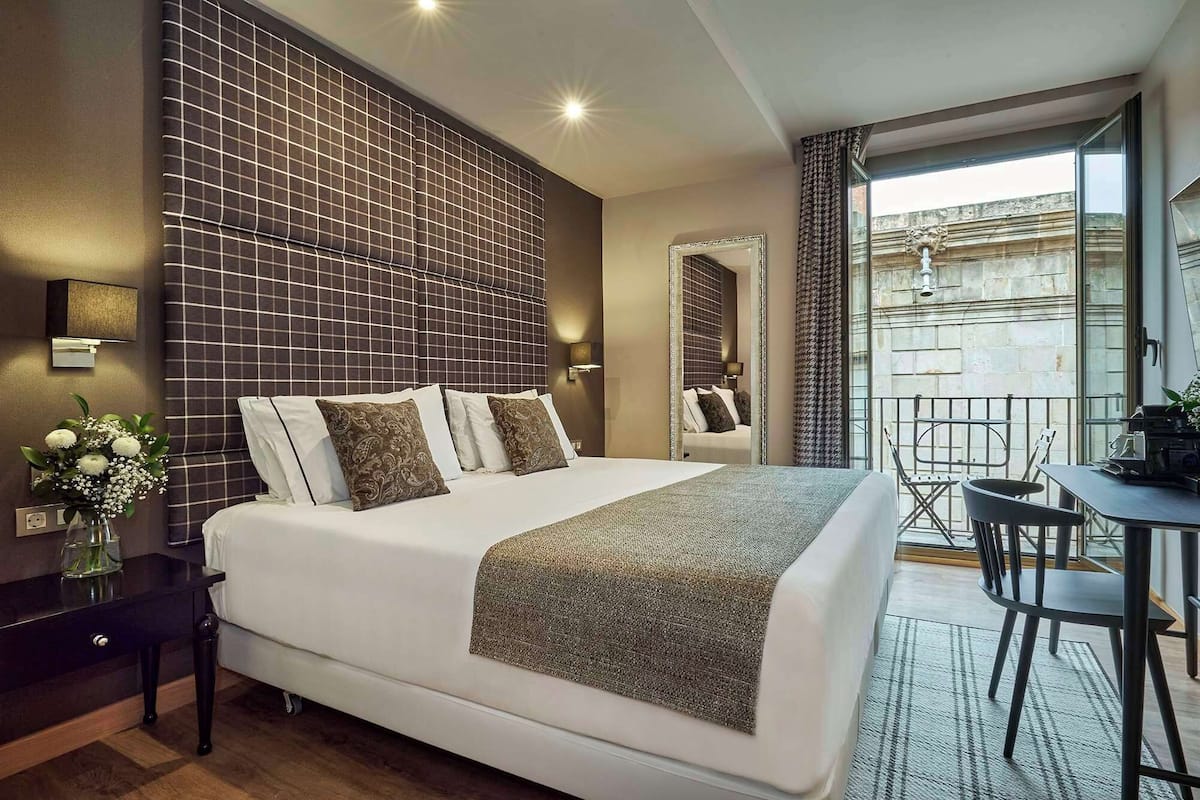 Roupas de cama premium, cofres nos quartos, escrivaninha