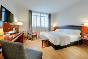 迷你吧、房內夾萬、書桌、手提電腦工作空間