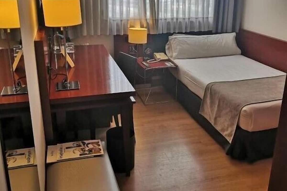 Minibar, caja de seguridad en la habitación y escritorio 