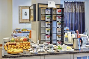 Minibar, in-room safe, desk, laptop workspace - Abba Euskalduna Hotel (Bilbao)