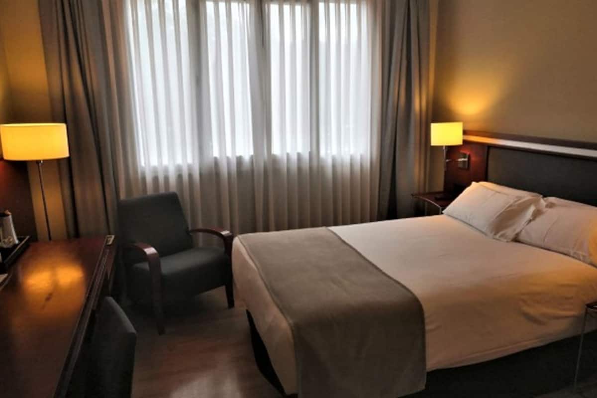 Kamar Basic | Minibar, brankas, meja kerja, dan ruang kerja ramah laptop