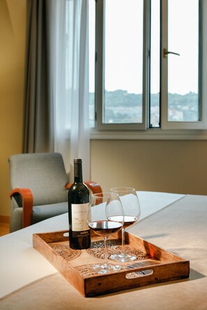 Minibar, in-room safe, desk, laptop workspace - Abba Euskalduna Hotel (Bilbao)