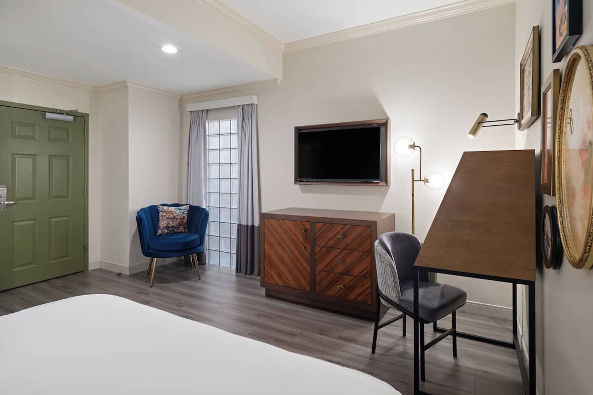 Standard Room, 1 Queen Bed (Interior) | 1 bedroom, in-room safe, desk, blackout drapes