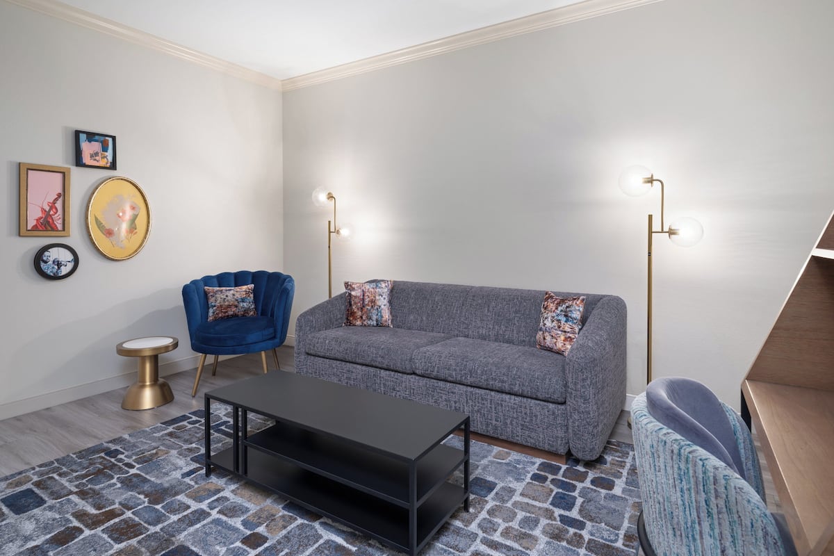 Premium Room, 1 King Bed, Accessible Bathtub (Mobility) | 1 bedroom, in-room safe, desk, blackout drapes