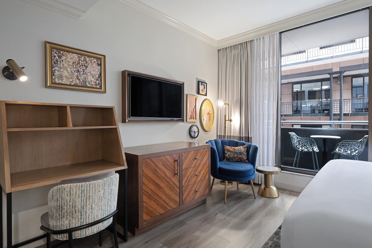 Premium Room, 1 King Bed | 1 bedroom, in-room safe, desk, blackout drapes