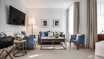 Senior Suite | Hypo-allergenic bedding, in-room safe, free cribs/infant beds, free WiFi