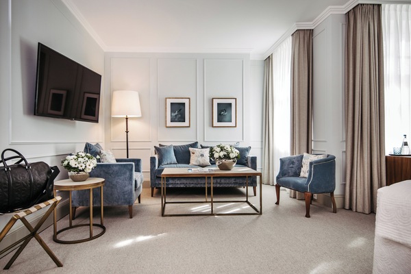 Senior Suite | Hypo-allergenic bedding, in-room safe, free cribs/infant beds, free WiFi