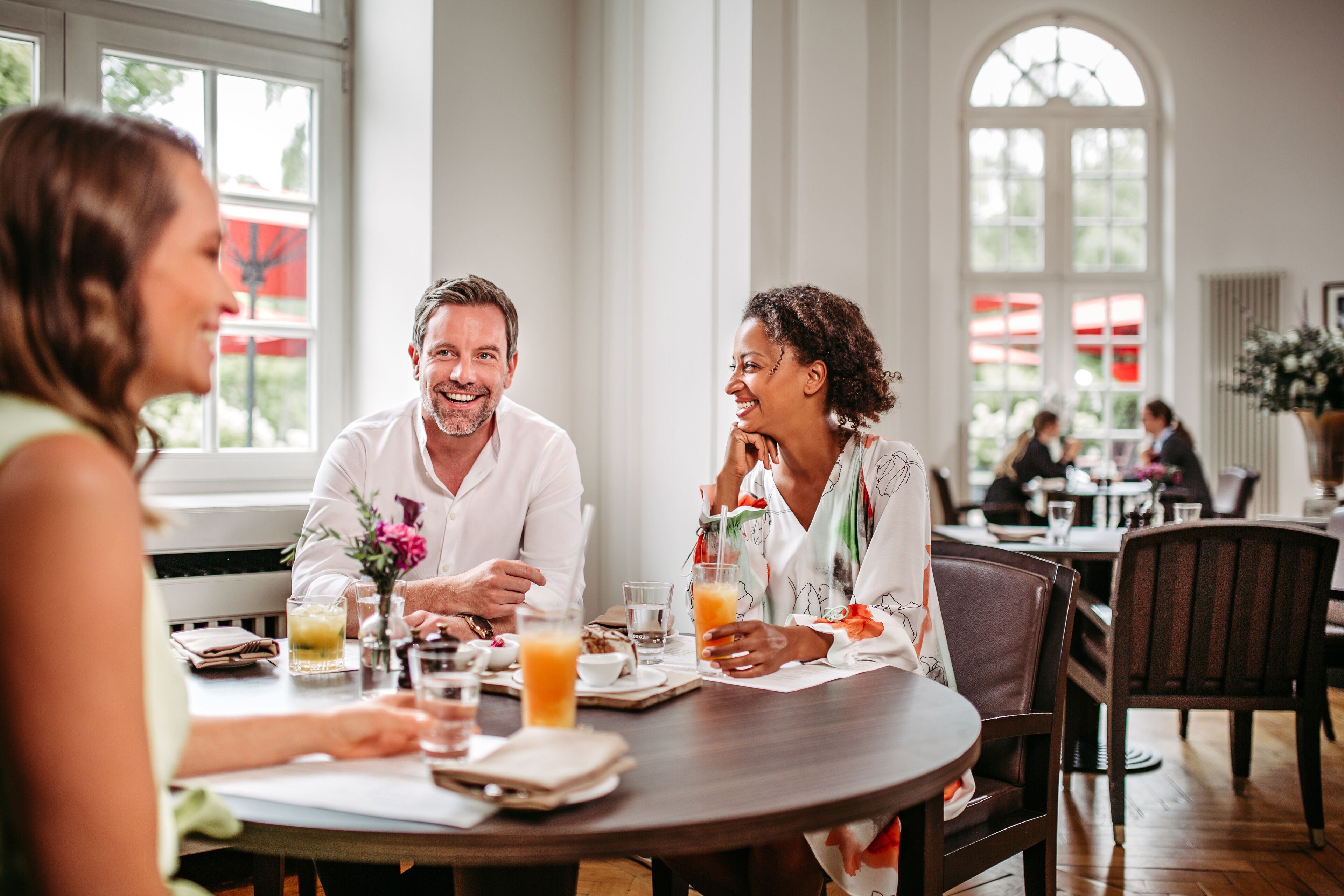 Desayuno buffet (EUR 28 por persona) 