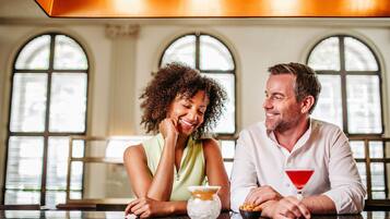 Een stel zit aan een bar met een martini.