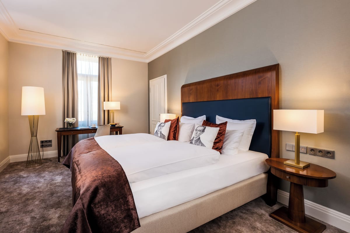 Hommage Signature Suite | Hypo-allergenic bedding, minibar, in-room safe, desk