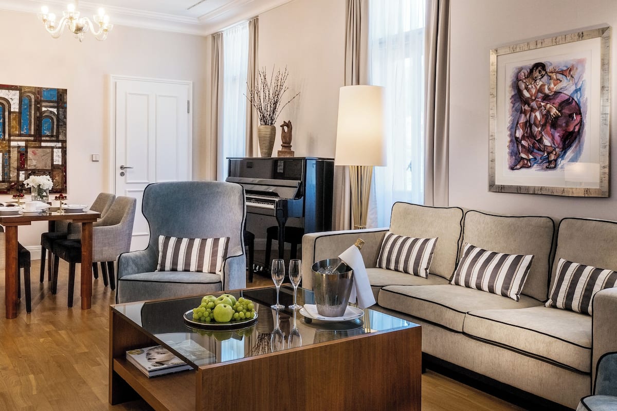 Hommage Superior Suite | Living area | Flat-screen TV