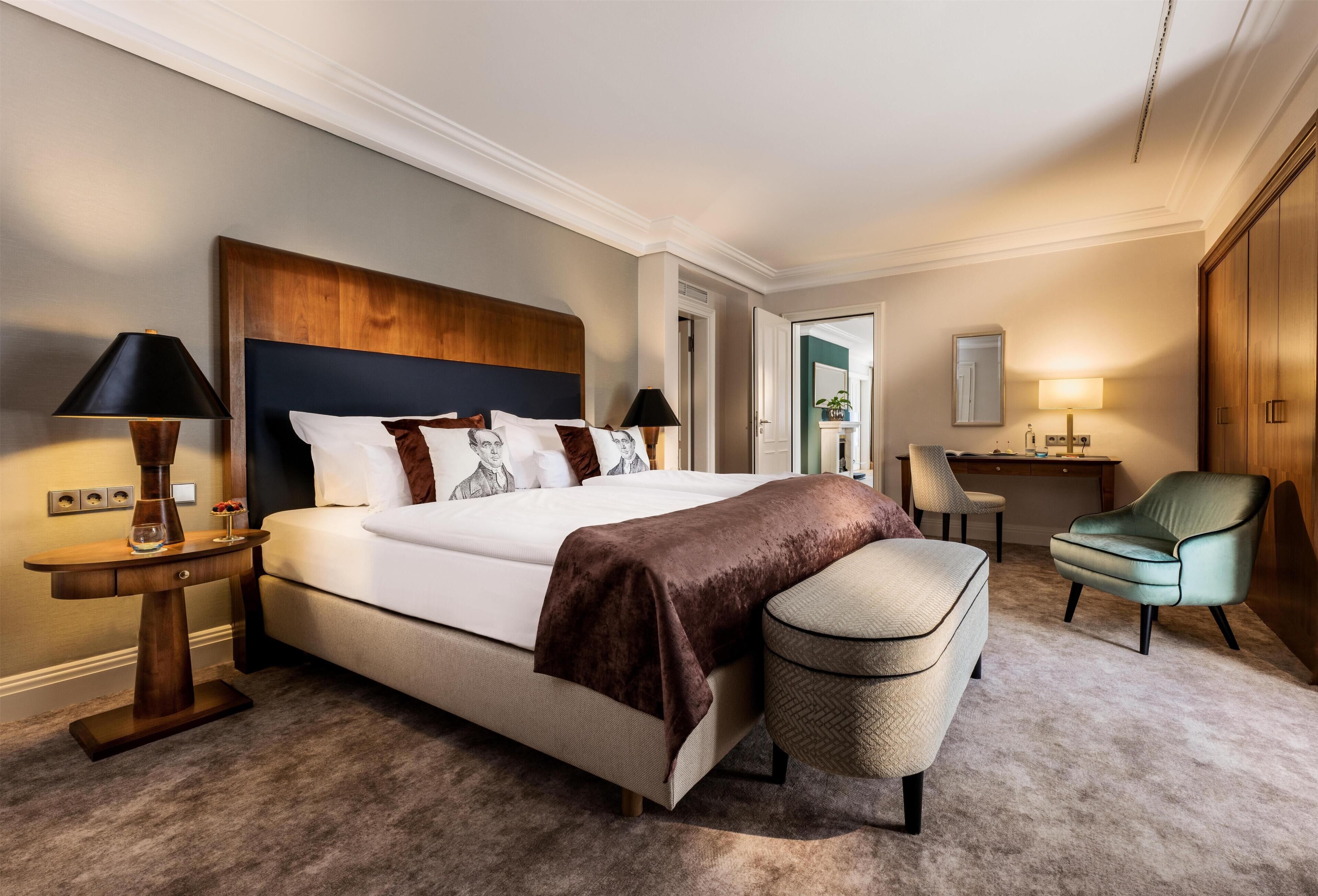 Hommage Deluxe Suite | เครื่องนอนป้องกันสารก่อภูมิแพ้, มินิบาร์, ตู้นิรภัยในห้องพัก, โต๊ะทำงาน