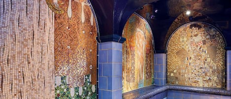 Sauna, tina de hidromasaje, tratamientos corporales y aromaterapia