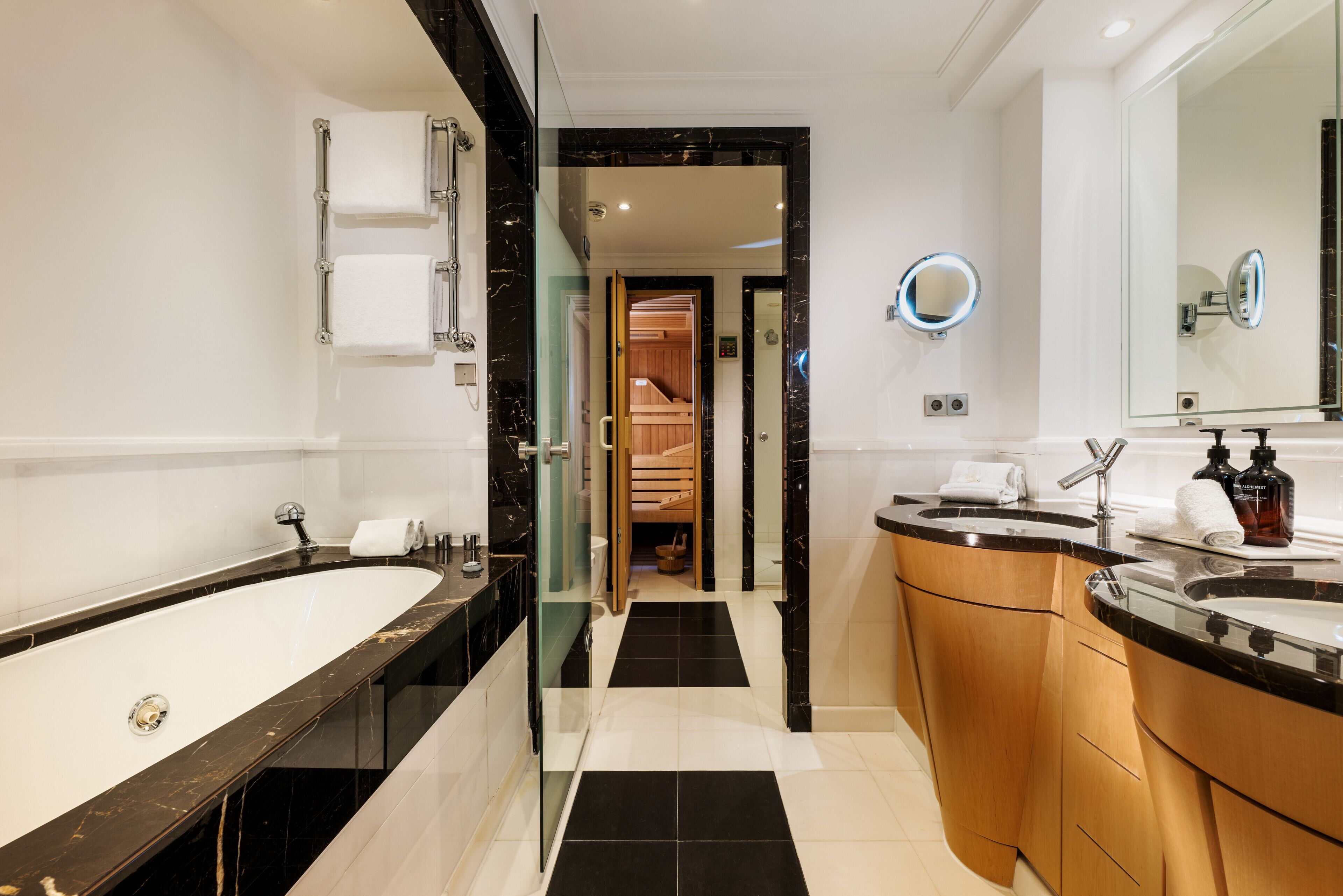 hommage deluxe suite | bathroom | free toiletries, hair dryer, bathrobes, slippers